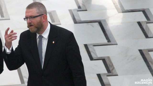 Kancelaria Sejmu - zgodnie z zapowiedziami marszałka izby Szymona Hołowni - skierowała do Prokuratury Krajowej wniosek o podejrzeniu popełnienia przestępstwa przez posła Grzegorza Brauna z Konfederacji.