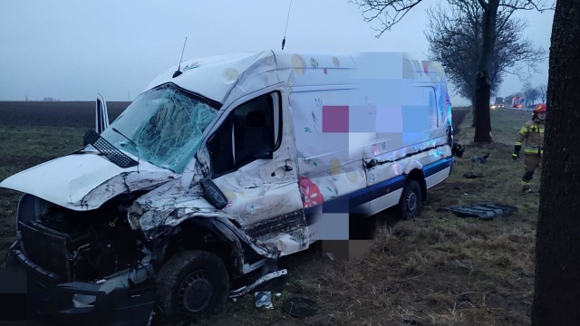 Wypadek na drodze nr 10 między Krąpielą a Suchaniem. Zderzyły się bus i ciężarówka.
