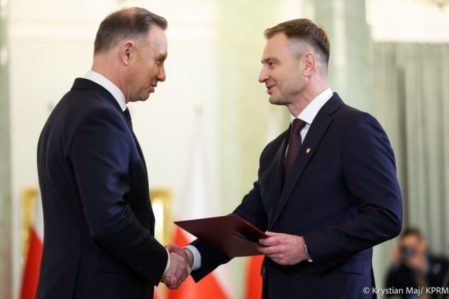 Ministrowie - już po zaprzysiężeniu - rozjechali się do swoich resortów. Sławomir Nitras, reprezentujący województwo zachodniopomorskie, nowy minister sportu i turystyki, przejął urząd z rąk byłej minister Danuty Dmowskiej-Andrzejuk.