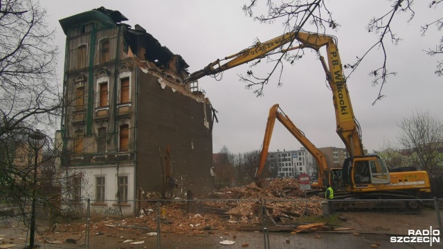 Ostatnia z kamienic przeznaczonych do wyburzenia znika w środę z pejzażu Starego Miasta w Stargardzie.