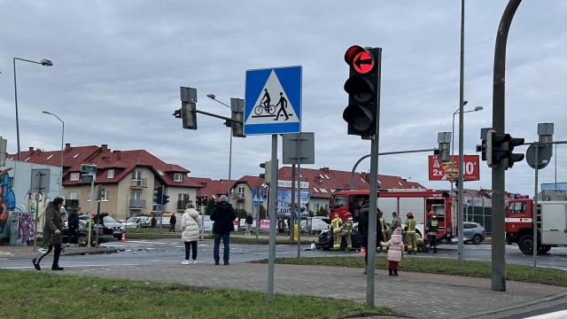 Dwa samochody osobowe zderzyły się na skrzyżowaniu Łukasińskiego i Taczaka w Szczecinie.