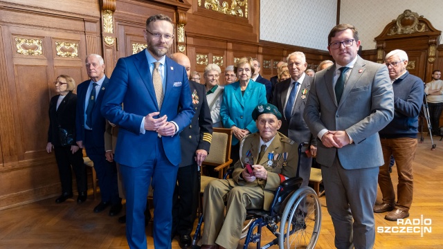 Po raz kolejny w Zachodniopomorskim Urzędzie Wojewódzkim odbyło się spotkanie opłatkowe z kombatantami. Podczas uroczystości niektórym z uczestników wręczono odznaczenia państwowe.