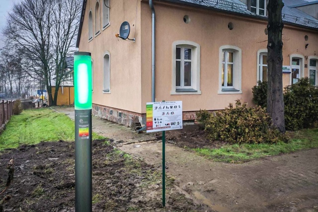 Czujniki jakości powietrza stanęły w Dołujach i Kościnie. Ekosłupki sfinansowano w ramach Budżetu Obywatelskiego Gminy Dobra.
