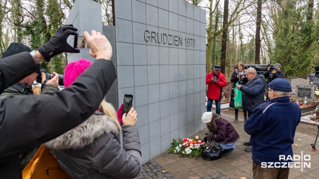 Przed pomnikiem zamordowanych w grudniu 70 roku na Cmentarzu Centralnym w Szczecinie złożono dziś kwiaty i zapalono znicze. Odmówiono też modlitwę za zmarłych.