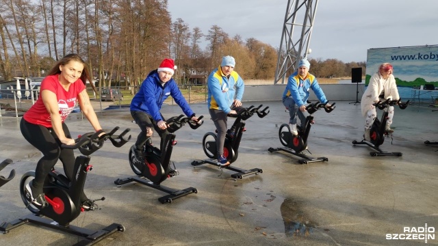 Rozgrzewka na rowerach stacjonarnych i bieg po promenadzie zakończony morsowaniem, to główne punkty przedświątecznej edycji Stargardzkiego Triathlonu Mikołajkowego.