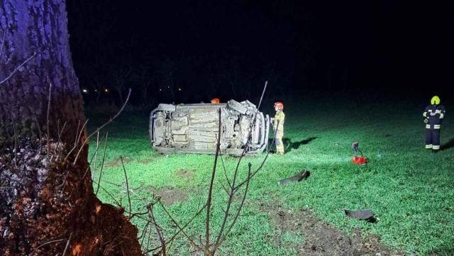 Samochód uderzył w drzewo, po czym wypadł z trasy i przewrócił się na bok, kierowca uciekł z miejsca zdarzenia.