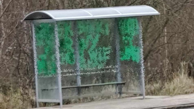 Mężczyzna wymalował farbą napisy na ulicy, chodniku, znakach drogowych, wiacie przystankowej i jednym z domów.