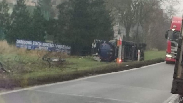 Uwaga na utrudnienia na drodze krajowej numer 10 - w miejscowości Suchań ciężarówka zjechała z drogi i przewróciła się.