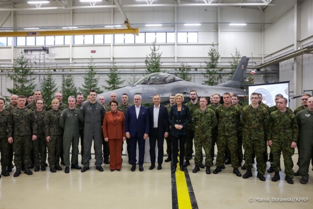Para prezydencka odwiedziła polskich żołnierzy, którzy pełnią misję wojskową w bazie Amari w Estonii. Nasz kraj wystawia lotniczy kontyngent w państwach bałtyckich po raz dwunasty.