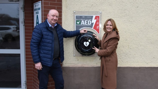 To urządzenie może uratować życie - przy głównym wejściu do Szpitalnego Centrum Medycznego w Goleniowie zainstalowano defibrylator AED.