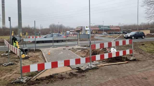 Będzie można bezpiecznie przejść przez drogę wojewódzką nr 163. W Białogardzie na ulicy Kołobrzeskiej powstaje długo wyczekiwane przejście dla pieszych.