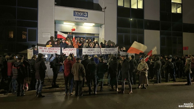 Kilkadziesiąt osób protestowało pod szczecińską siedzibą TVP przy ulicy Niedziałkowskiego przeciwko sposobowi wprowadzania zmian w mediach publicznych.