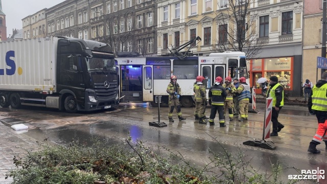 Zderzenie tramwaju z ciężarówką na ul. Krzywoustego w Szczecinie.