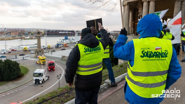 Protestujący przewoźnicy dotarli około godziny 15 pod Urząd Wojewódzki. Przedstawiciele branży spotkali się z wojewodą zachodniopomorskim Adamem Rudawskim i złożyli na jego ręce postulaty.