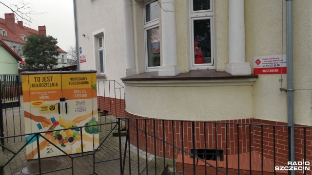 Jadłodzielnię otwarto przy budynku Centrum Caritas w Stargardzie. Można tu przynosić dania i produkty żywnościowe, których przygotowaliśmy za dużo z myślą o świątecznym stole.