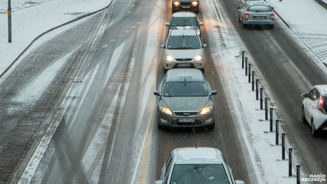 Drogowcy ostrzegają, że chociaż drogi są czarne, to może być ślisko - i wygląda na to, że przekonał się o tym kierowca na ekspresowej S6.