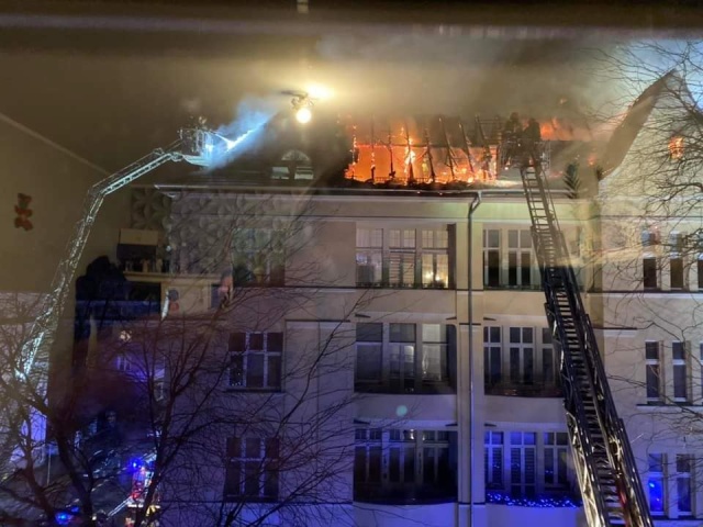 Kilka godzin trwało gaszenie pożaru mieszkania w kamienicy na rogu ulic 5-lipca i Tarczyńskiego w Szczecinie. Ogień pojawił się ok. 1 w nocy na 100-metrowym poddaszu.