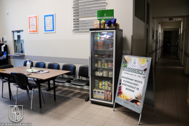 To pierwsza taka szafka w Choszcznie, mieszkańcy mogą podzielić się z potrzebującymi. W Miejsko-Gminnym Ośrodku Pomocy Społecznej w Choszcznie stanęła lodówka jadłodzielni. Można tam zostawić żywność dla potrzebujących. To szczególnie potrzebne miejsce
