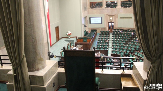 Sejm w tym roku nie zajmie się prezydenckim projektem ustawy okołobudżetowej. Marszałek Sejmu Szymon Hołownia przekazał w oświadczeniu, że Sejm pracuje zgodnie ze swoim harmonogramem i zbierze się 10 stycznia.
