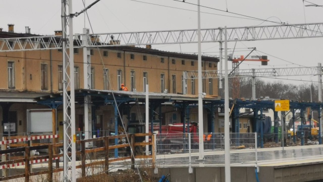 Historyczną wiatę, nad peronem drugim stacji w Stargardzie, demontują ekipy Trakcji - wykonawcy przebudowy stargardzkiego węzła kolejowego na zlecenie PKP PLK S.A.