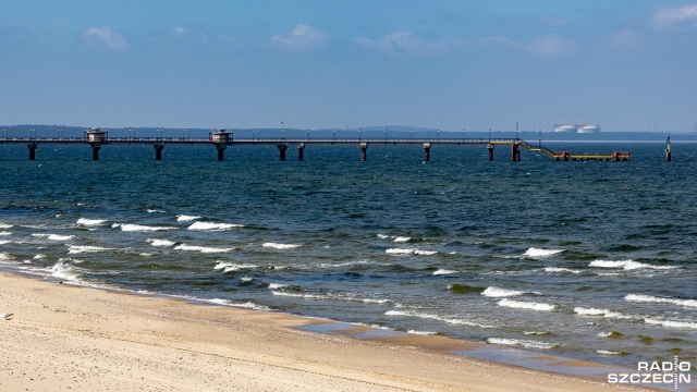 Trwają prace budowlane kolejnego etapu kładki w koronie wydm przy plaży w Międzyzdrojach.