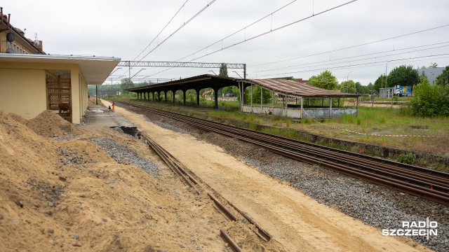 Dofinansowanie budowy Szczecińskiej Kolei Metropolitalnej nie jest zagrożone - jest zgoda na wydłużenie prac - informuje biuro Stowarzyszenia Szczecińskiego Obszaru Metropolitalnego. Inwestycja ma wielomiesięczne opóźnienia spowodowane m.in. problemami finansowymi wykonawcy prac.