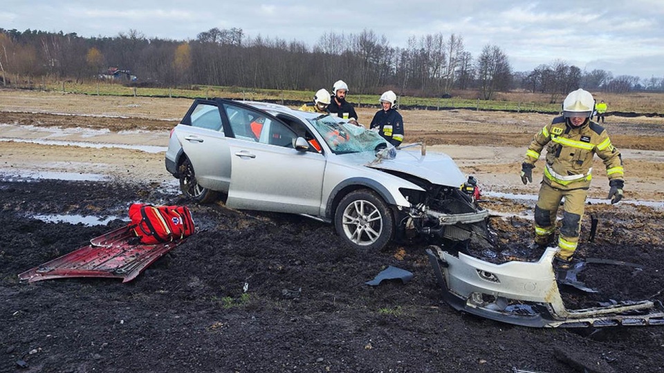 Droga jest zablokowana, na miejscu są służby. Droga jest zablokowana, na miejscu są służby. źródło: kamienskie.info