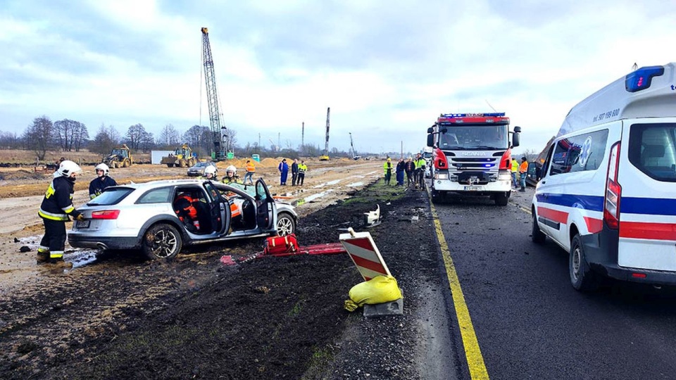 Droga jest zablokowana, na miejscu są służby. Droga jest zablokowana, na miejscu są służby. źródło: kamienskie.info