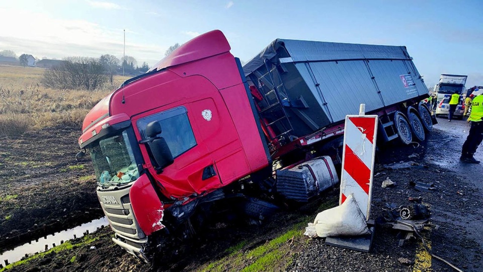Droga jest zablokowana, na miejscu są służby. Droga jest zablokowana, na miejscu są służby. źródło: kamienskie.info