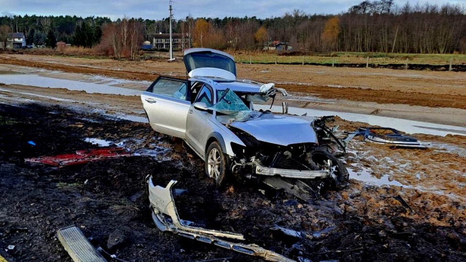 Droga jest zablokowana, na miejscu są służby. źródło: kamienskie.info