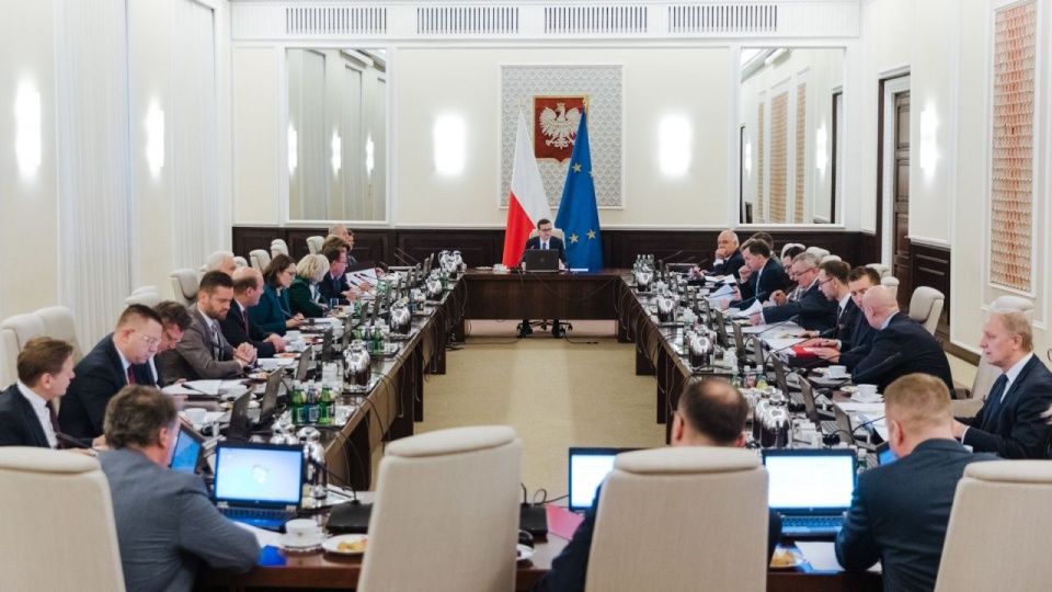 Premier Mateusz Morawiecki poinformował, że na dzisiejszym posiedzeniu rząd przyjął zmiany w kodeksie pracy. źródło: https://twitter.com/PremierRP