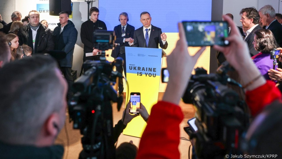 Prezydent Andrzej Duda powiedział, że uczestnicy Światowego Forum Ekonomicznego w Davos są zgodni co do tego, że trzeba wspierać Ukrainę. źródło: https://twitter.com/prezydentpl