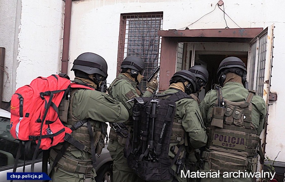 źródło: https://cbsp.policja.pl/cbs/aktualnosci/228022,Za-kilkaset-zl-byli-w-stanie-zalatwic-niemal-kazdy-dokument.html