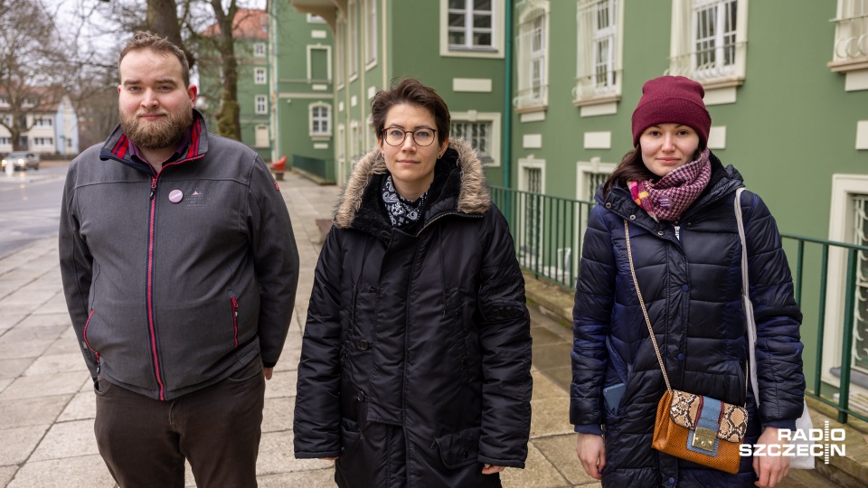 Działacze partii Razem apelują do prezydenta Szczecina, Piotra Krzystka, aby skupił swoje siły na korekcie rozkładów jazdy. Fot. Robert Stachnik [Radio Szczecin]
