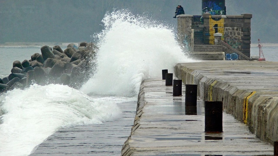 Nad morzem w porywach może prędkość wiatru może wynosić nawet 125 km/h. źródło: https://pixabay.com/pl/3672933/divotomezove/CC0 - domena publiczna