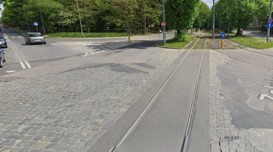 Całkowicie zamknięte dla ruchu kierowców zostanie we wtorek skrzyżowanie ulic Żołnierskiej i Klonowica w Szczecinie. Fot. www.google.com/maps