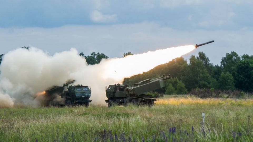 M142 High Mobility Artillery Rocket System (w skrócie Himars) to system artylerii rakietowej wysokiej mobilności. Fot. twitter.com/mblaszczak