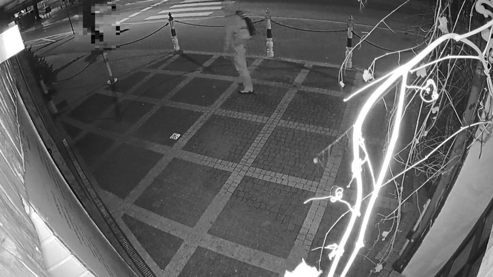 Całe zajście zarejestrowała kamera monitoringu. źródło: https://kolobrzeg.policja.gov.pl