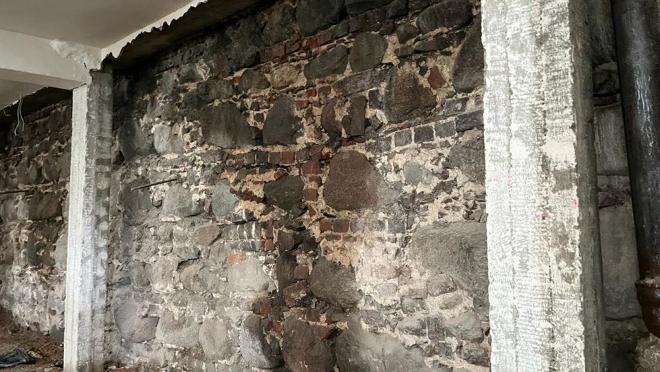 Fragment muru - którego pochodzenie eksperci szacują na przełom XIV i XV wieku. źródło: Zamek Książąt Pomorskich