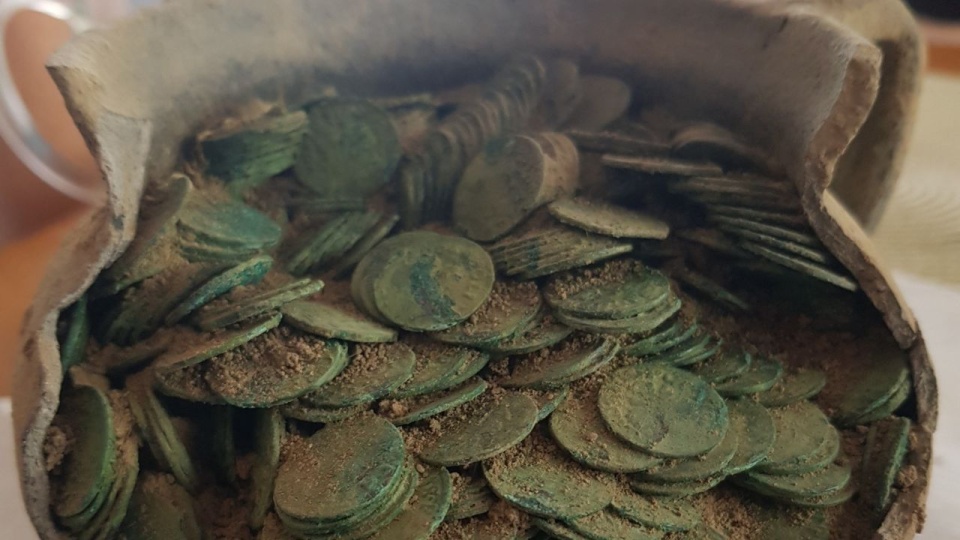 Skarb składał się z około tysiąca szelągów koronnych i litewskich z XVII wieku umieszczonych w dzbanku ceramicznym, tak zwanym siwaku. źródło: https://www.facebook.com/profile.php?id=100067110546777
