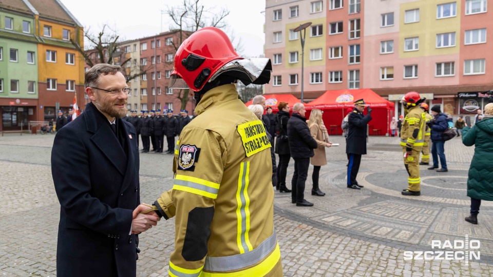Pięć nowoczesnych wozów strażackich trafiło do Komendy Powiatowej Państwowej Straży Pożarnej w Stargardzie. Fot. Robert Stachnik [Radio Szczecin]