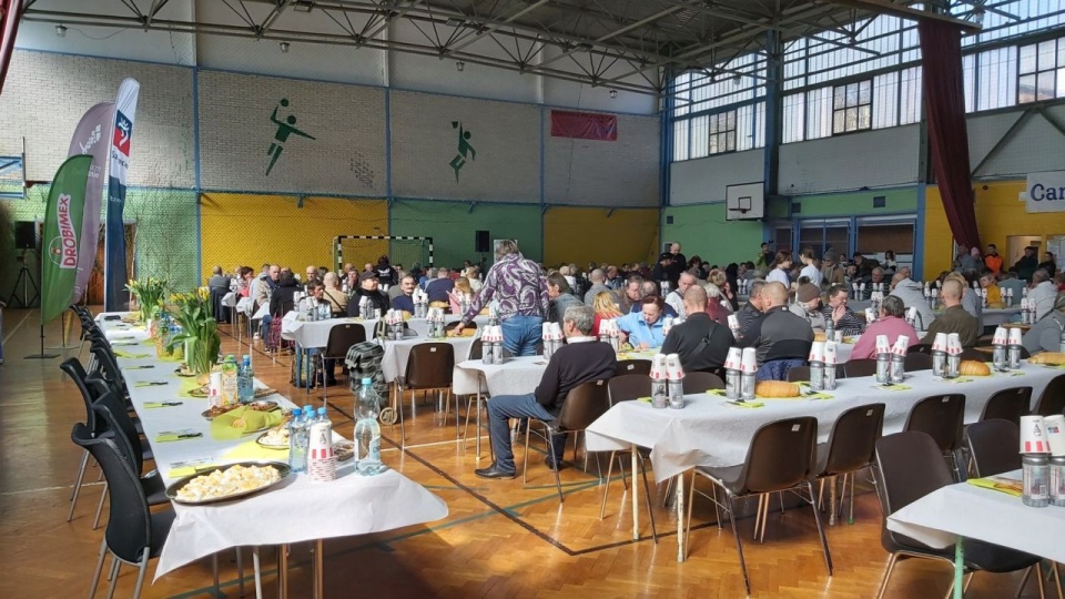Żurek, jajka oraz inne tradycyjne potrawy zagościły na stołach w ramach spotkania wielkanocnego dla samotnych, potrzebujących i bezdomnych zorganizowanego przez szczecińską Caritas. źródło: https://www.facebook.com/Caritas Archidiecezji Szczecińsko-Kamieńskiej
