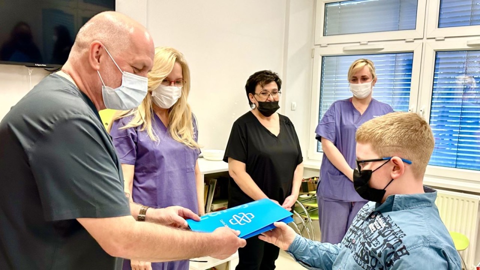 Dyr. Jan Ślęzak dziękuje Krzysiowi za inicjatywę. Fot. Szpital Zdroje