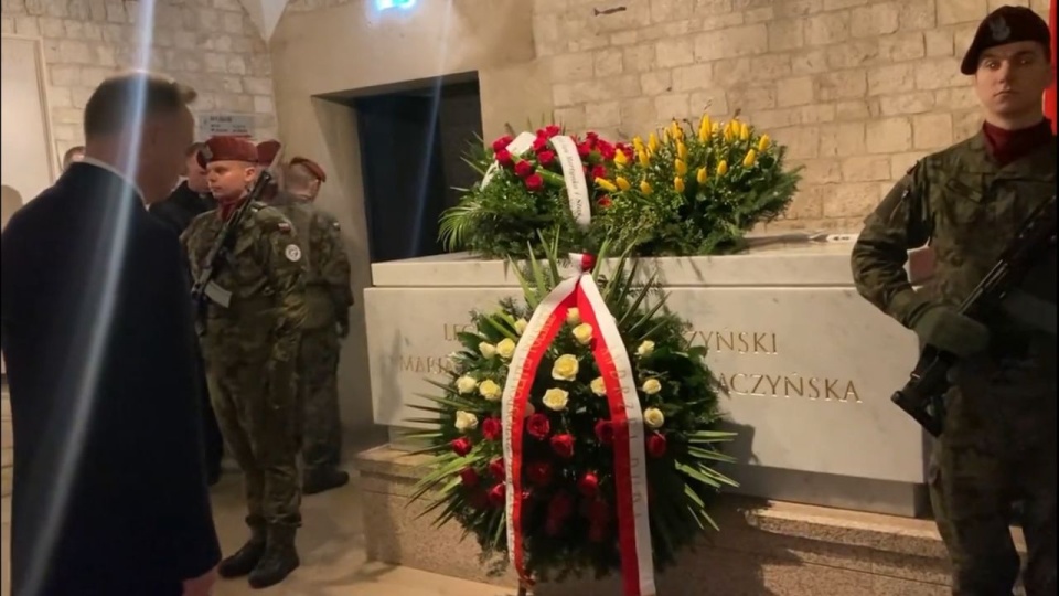 Prezydent złożył wieniec przed sarkofagiem Lecha i Marii Kaczyńskich na Wawelu. źródło: https://twitter.com/prezydentpl