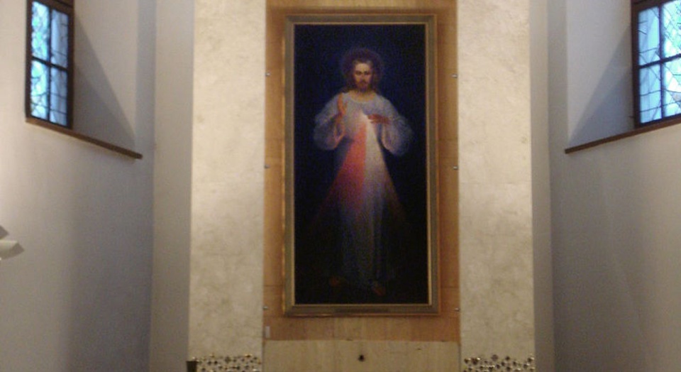 Wnętrze Sanktuarium Miłosierdzia Bożego w Wilnie. źródło: wikipedia.pl