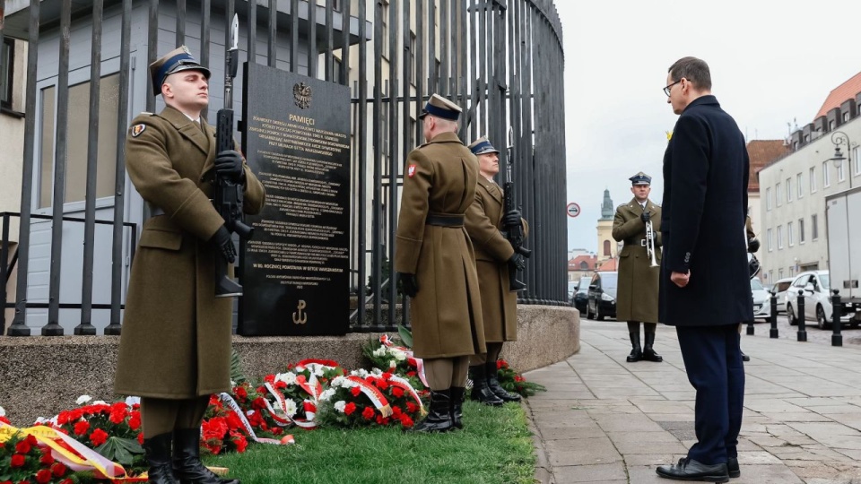 Szef rządu złożył kwiaty przed tablicą Pamięci Żołnierzy Okręgu Armii Krajowej Warszawa-Miasto. źródło: https://twitter.com/PremierRP