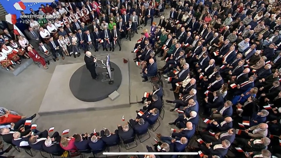 Jarosław Kaczyński dodał, że rząd PiS w ostatnich latach chronił ludzi obniżkami podatków, a także dodatkami udzielanymi gminom i powiatom. źródło: https://twitter.com/pisorgpl