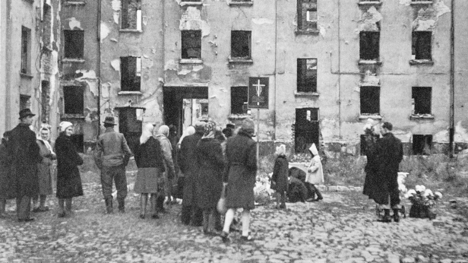 Warszawiacy zgromadzeni w miejscu jednej ze zbrodni, 1 listopada 1945. źródło: https://pl.wikipedia.org/wiki/Rze%C5%BA_Woli