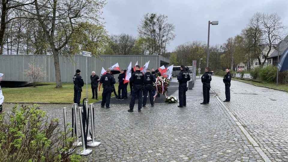 Niemiecka policja nie wpuściła polskiej delegacji Związku Narodowych Sił Zbrojnych ze Szczecina na obchody 78. rocznicy wyzwolenia KL Ravensbrück. źródło: https://twitter.com/cezarygmyz