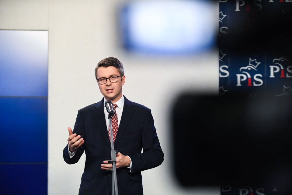 Piotr Mueller podkreślił, że Zjednoczona Prawica różni się od części ugrupowań opozycyjnych. źródło: https://twitter.com/PiotrMuller